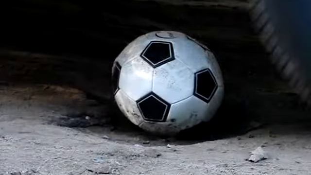 Футбольный мяч под машиной