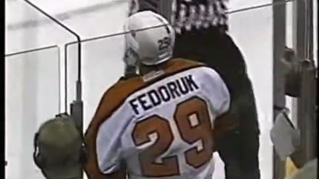 Todd Fedoruk (Philadelphia Flyers) vs. Rob Davison (San Jose Sharks) Oct 16, 2003