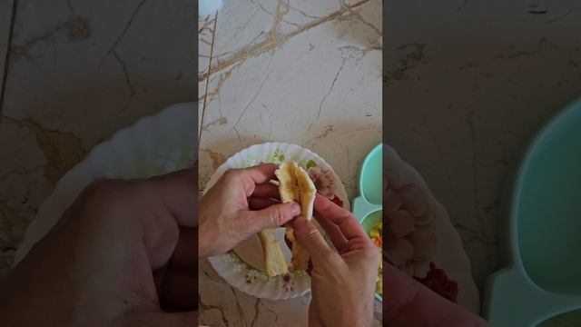Как подать банан ребенку во время приема пищи, чтобы он не выскальзывал из детских рук.#прикорм