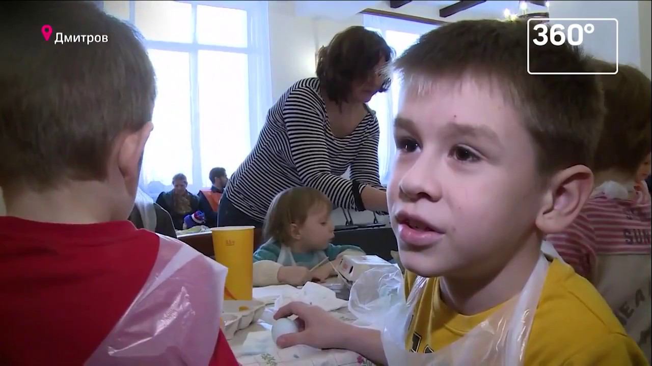 Дети из Дмитрова помогли раскрасить пасхальные яйца для "Корзины доброты" TV 360