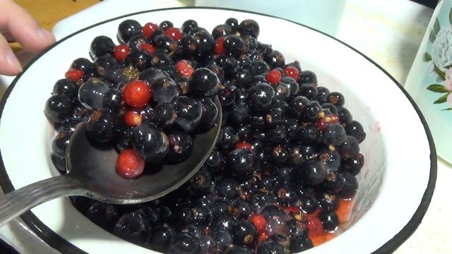 Смородина чёрная и красная с мёдом кушаю