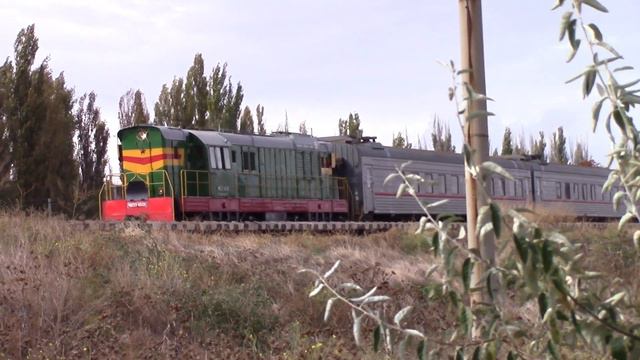 ЧМЭ3-4606 с пригородным поездом Армянск - Феодосия отправляется со станции Армянск, КЖД