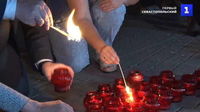 В Севастополе зажгли свечи и запустили в море «кораблики мечты»