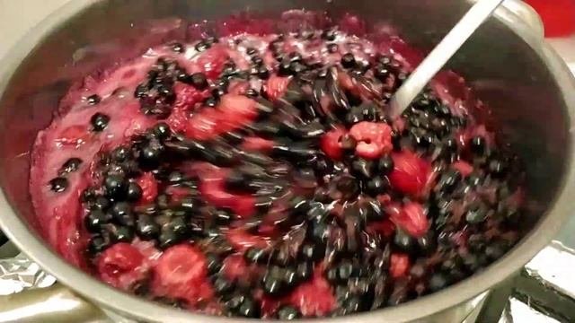 Ароматное варенье ассорти из смородины и малины