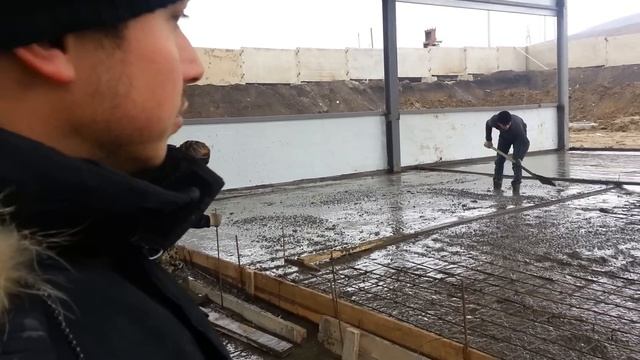 Бетонирование пола в производственном корпусе