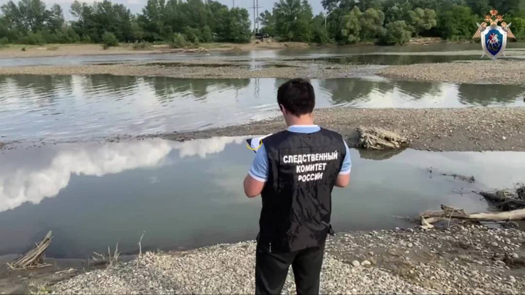 В Кочубеевском округе купающихся в реке Кубань детей ударило током