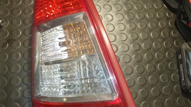 Wymiana wkładu tylnej lampy Citroen C3