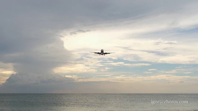 Боинг 737 авиакомпании “Малазийские авиалинии” заходит на посадку над пляжем Май Као, Пхукет. Замедл