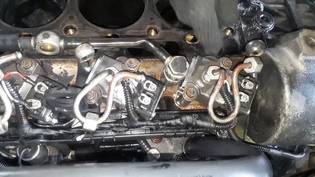 Motor Mercedes. OM 926 fumaçando e jogando diesel no escapamento. defeito resolvido.