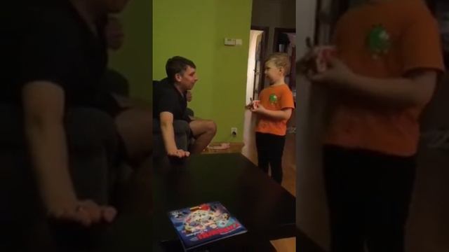 Малолетний взяточник. Игра папы с сыном