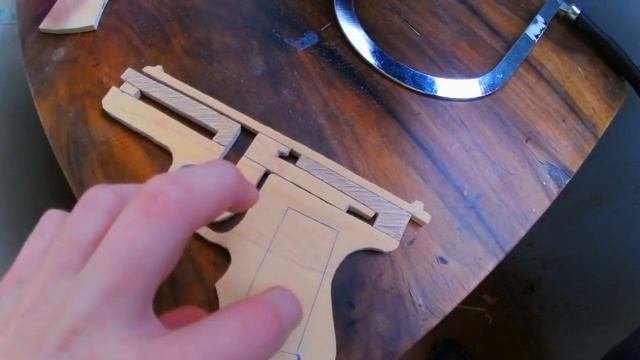 Как сделать Glock-18 с двигающимся затвором из дерева