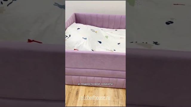 Детская мягкая кровать с вертикальными полосами на  изголовье от ecobedhouse.ru