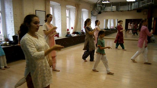 Банни Джуле Пална | Центр Социализация | Класс | практика | Народный танец | Стиль Болливуд