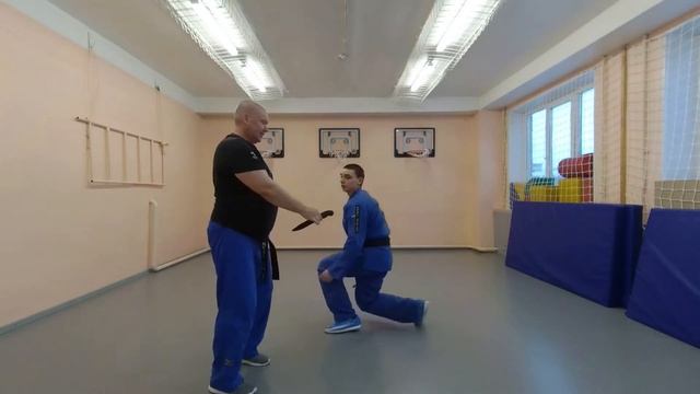 Прием болевой на предплечье от удара снизу ножом