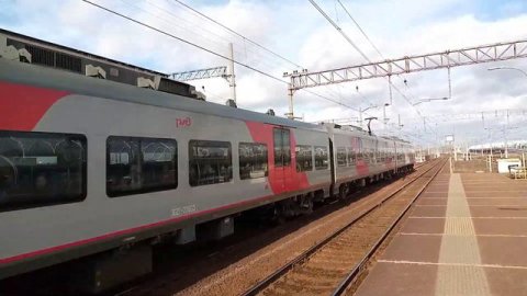 Электропоезд Ласточка эс2г-238 До станции Ораниенбаум 1 Прибывает на станции Ленинский Проспект