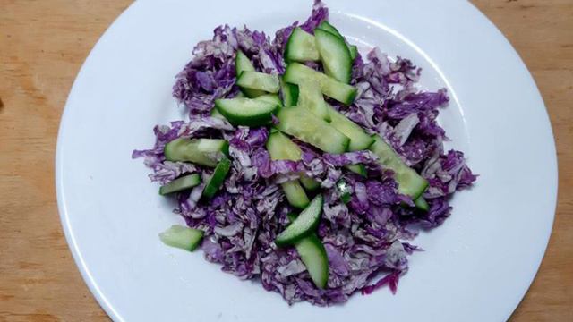 Салат из пекинской капусты с фетой и оливками