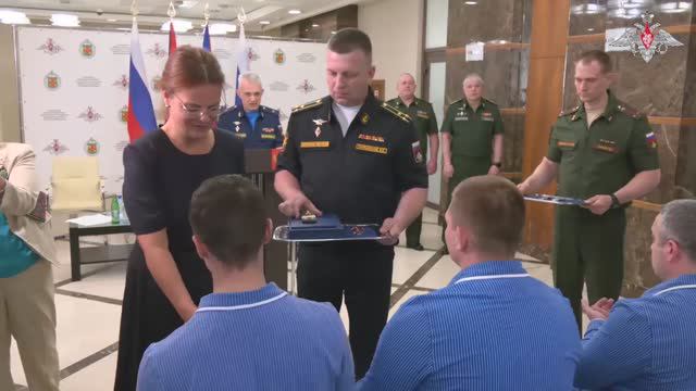 Замминистра  обороны РФ Анна Цивилева вручила награды военнослужащим в госпитале в Москве
