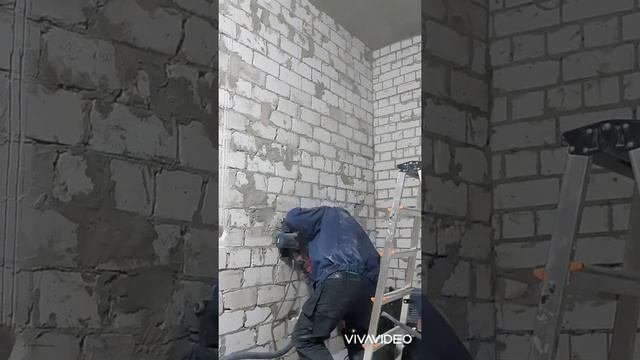 Штроборез Ферм 1600 идёт под своим весом.