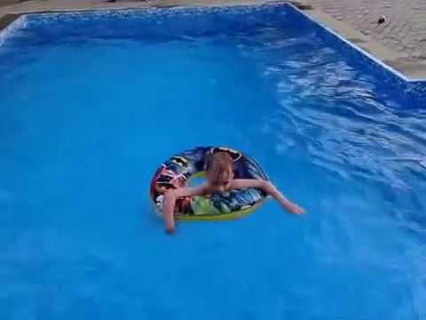 Максим купается в бассейне