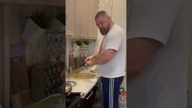 Слава Дацик помогает по дому!