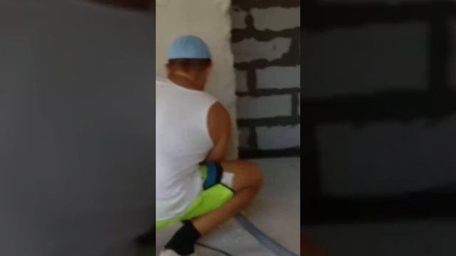 Пилим штробы под электрику.