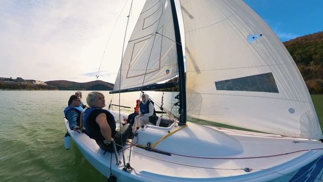 Покатушка на парусной лодке и сапборде на черном море в ноябре.