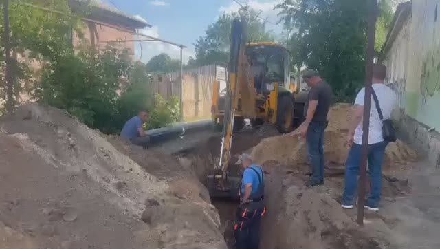 Волгоградцы меняют трубопровод в Станице Луганской