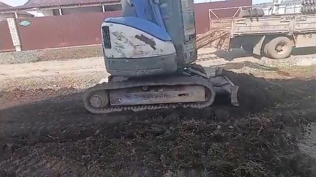 Подготовка почвы с помощью техники перед установкой свай для автоматических откатных ворот. ЕМПК