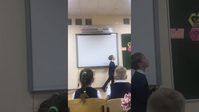 Выступаю в школе на шоу талантов в стиле стенд ап