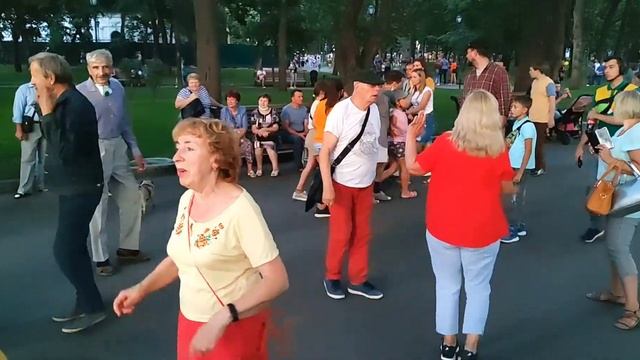 На теплоходе музыка играет Танцы в саду Шевченко Харьков