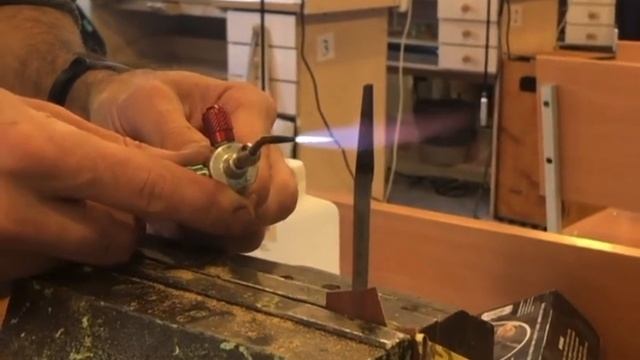 Как одеть на штихель деревянную ручку за минуту.