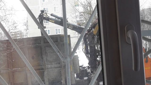 после многих звонков в дук\наконец\то приехали убрать кучу от спиленн\деревьев\но так\все  не убрал