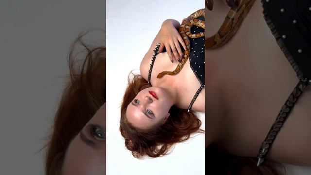 Я и змея #фотосессия#студия#змея#образ#стиль#мейкап#обаяние#хищник#манера#мода#топ#модель#красота#я