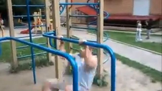 Турник, брусья и парень 17 лет.mp4