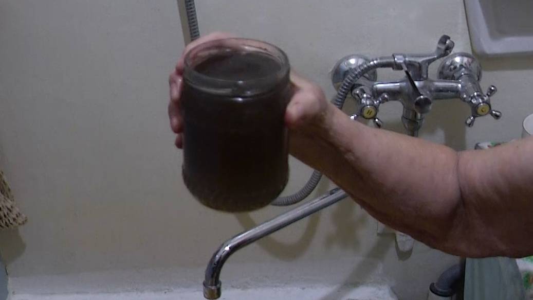 Мучения с водой: жители Белого Яра страдают из-за ржавого трубопровода