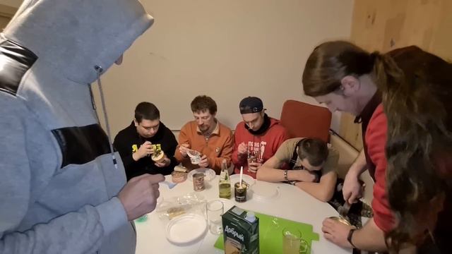 Ужинаем пробуем тушёнку у VJLinka дома в Подмосковье возле Города Москвы