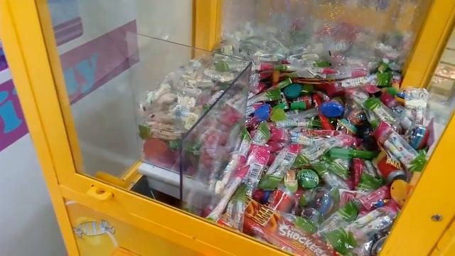 Коротаем время в ТЦ дети играют в автоматы. Грабим автомат со сладостями.