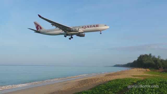 Эйрбас А330 авиакомпании Qatar Airways заходит на посадку над пляжем Май Као, аэропорт Пхукет.