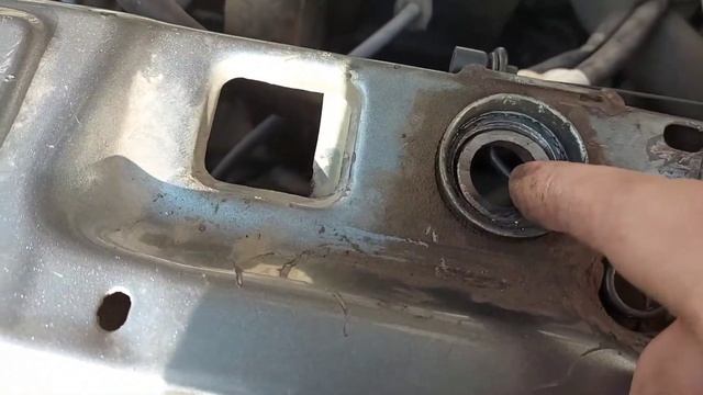 После этого капот открывается и закрывается лучше чем но новом авто и не ломает пружину.