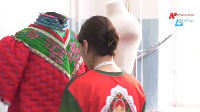 Волгоградские студенты сшили  коллекцию одежды из бабушкиных платков