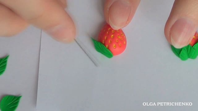 Делаем серьги клубнички. Making earrings strawberries.