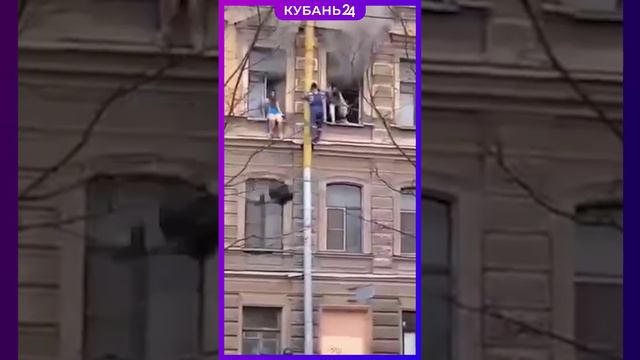 Дворник залез по трубе и спас несколько человек из пожара в Санкт-Петербурге