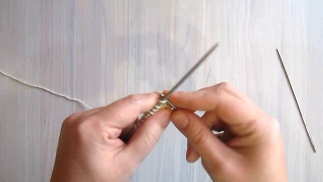 Шикарная шаль спицами с красивым узором по центру!