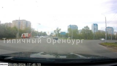 Момент ДТП на улице Театральной. КамАЗ МЧС vs Тойота Камри.