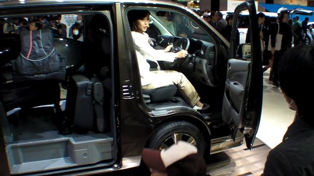 NISSAN NV350 CARAVAN コンパニオンが詳しく紹介 Tokyo Motor Show 2011