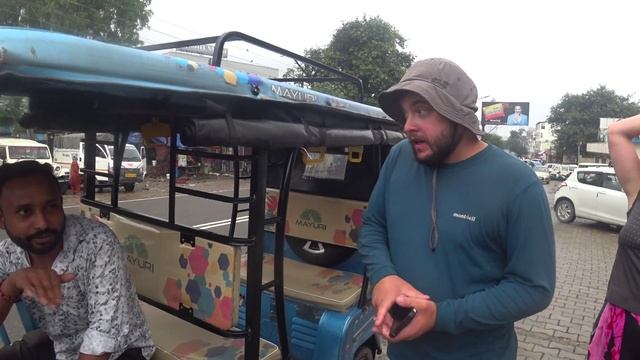 Индия город Ришикеш. Поездка на моторикше по городу.