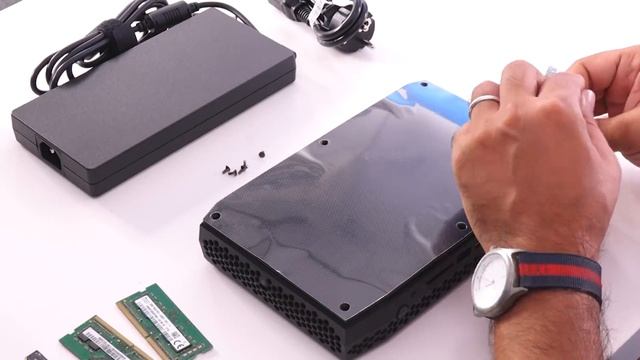 Primul mini-PC cu adevarat de gaming, Intel NUC 8i7HVK!