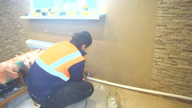 клеим обои вместе! возвращаем все на свои места! откосы из пластика!