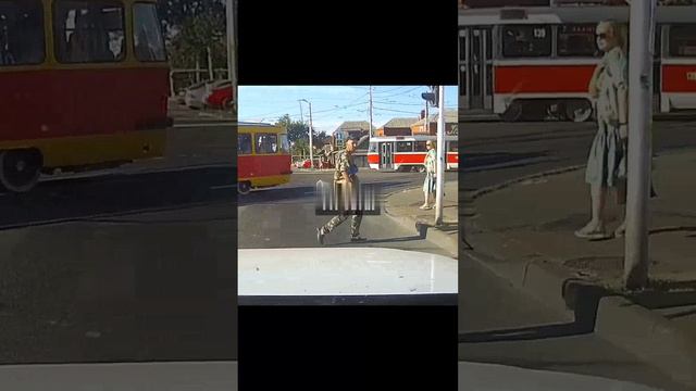 Неадекватный пешеход кинул камнем в кабину водителя трамвая.