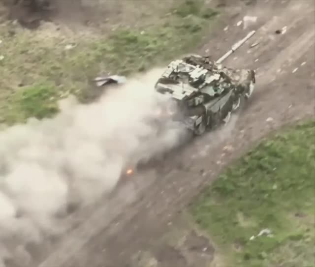 Т-90М ловит вражеские FPV-шки. 
Держит удар лучше "Абрамса" и "Леопарда".